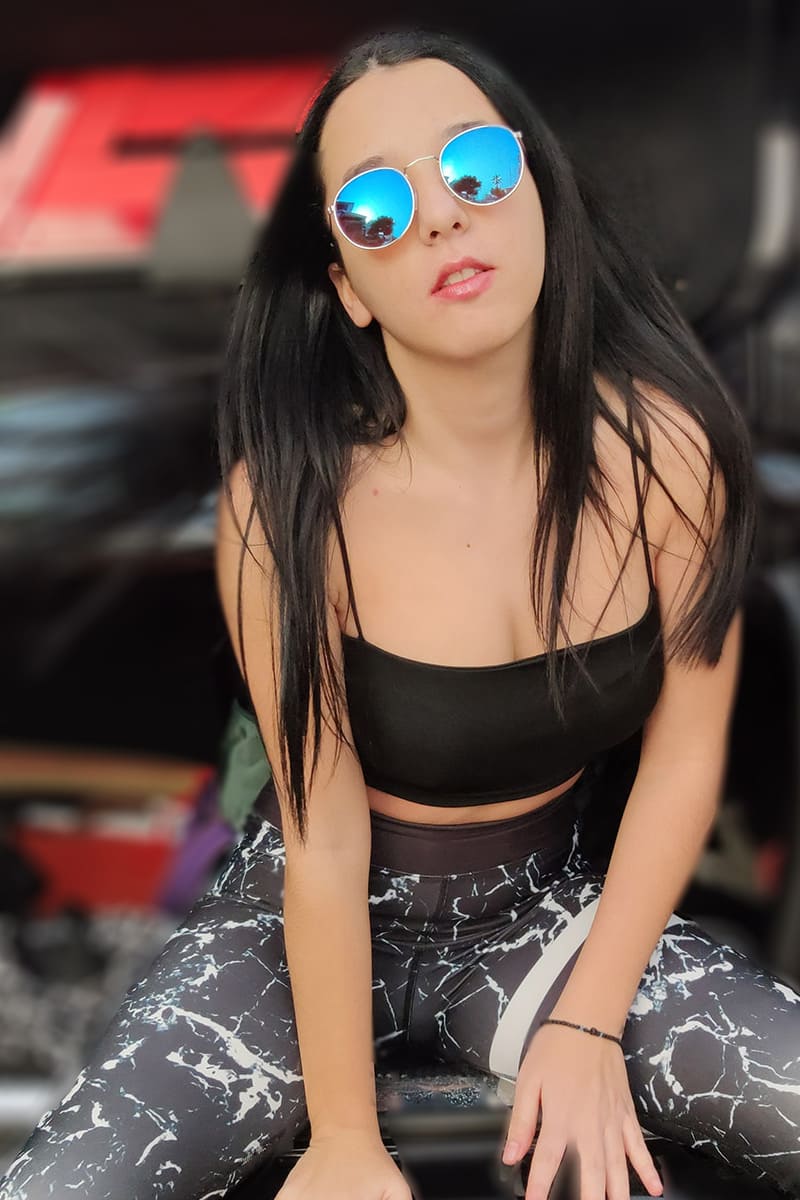 γυαλιά ηλίου-sunglasses, μοντέρνα κοπέλα με γυαλιά ηλίου καθρέφτη μπλε, επώνυμα γυαλιά ηλίου μάρκας black rose sunglasses